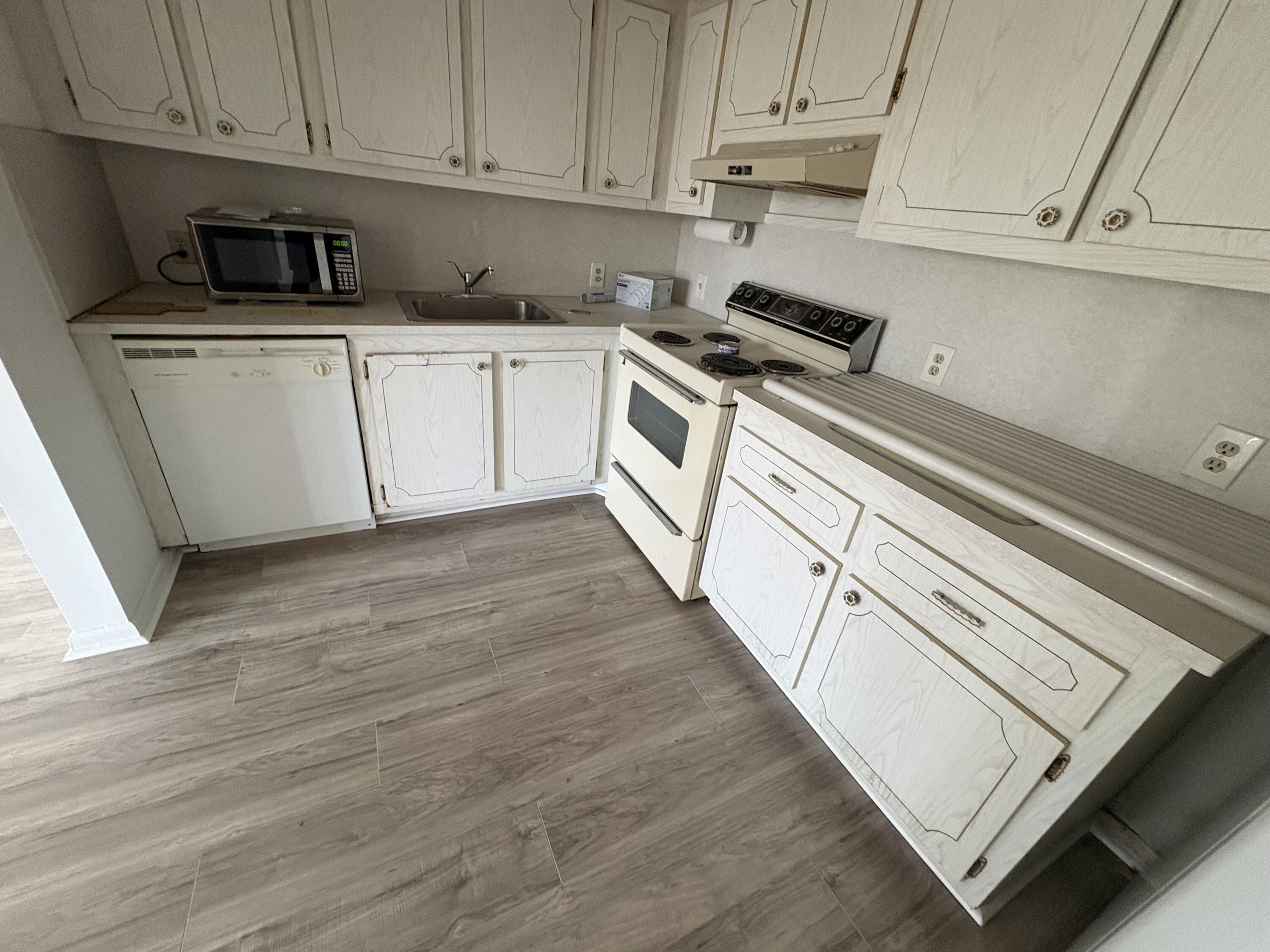 497 Mansfield K Boca Raton, FL 33434 - Photo 4 of 10 Kitchen