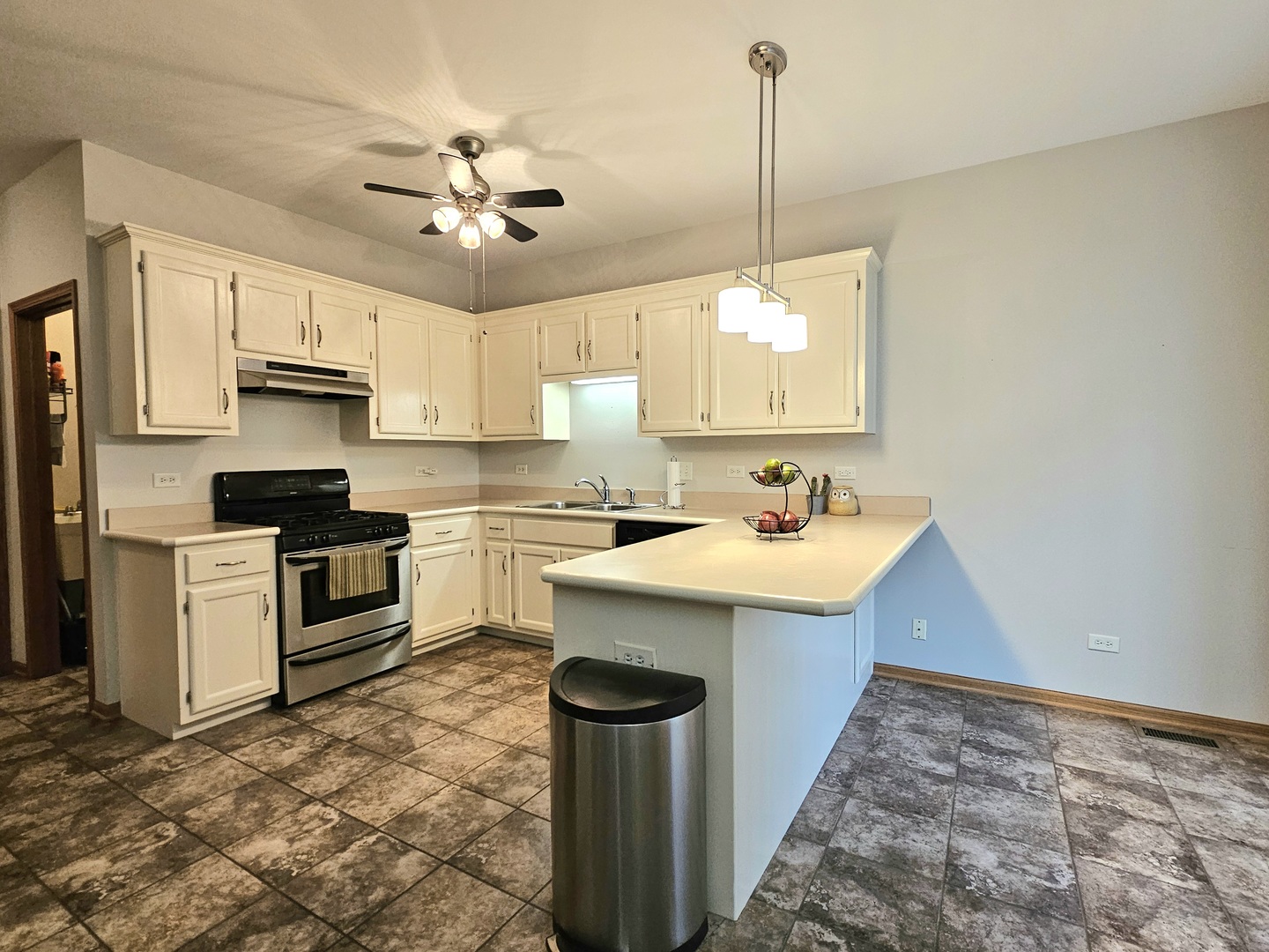 18743 Wren Circle Mokena, IL 60448 - Photo 3 of 25 a kitchen with a stove a sink and a refrigerator