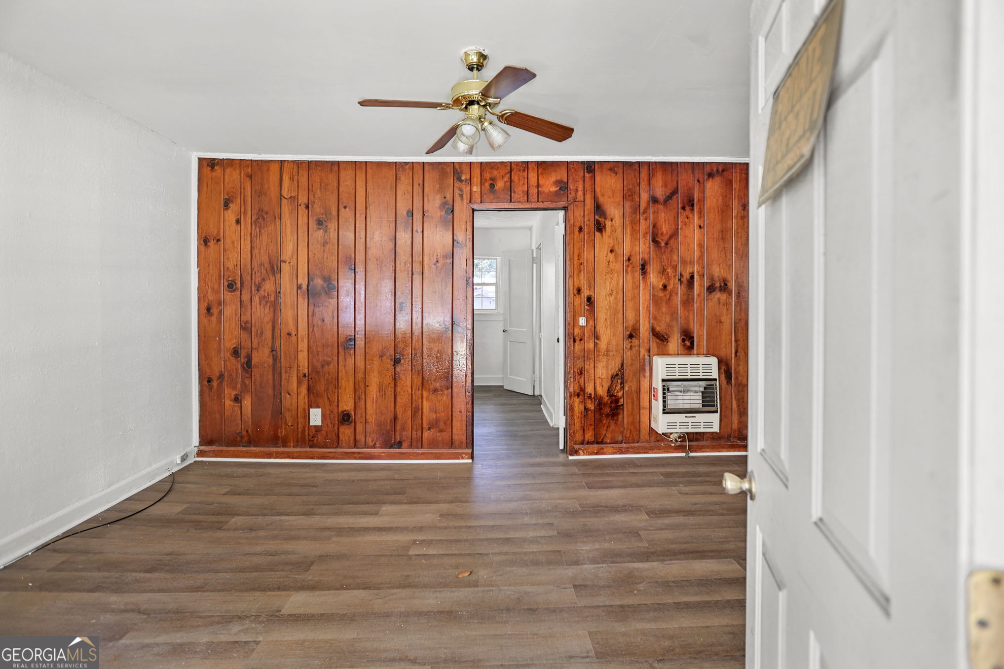 138 Main Street Sharpsburg, GA 30277 - Photo 5 of 34 an entryway with wooden floor