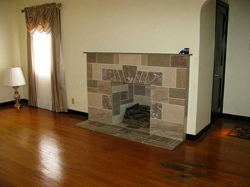 4100 Mt Troy Road Pittsburgh, PA 15214 - Photo 8 of 25 Living Room.