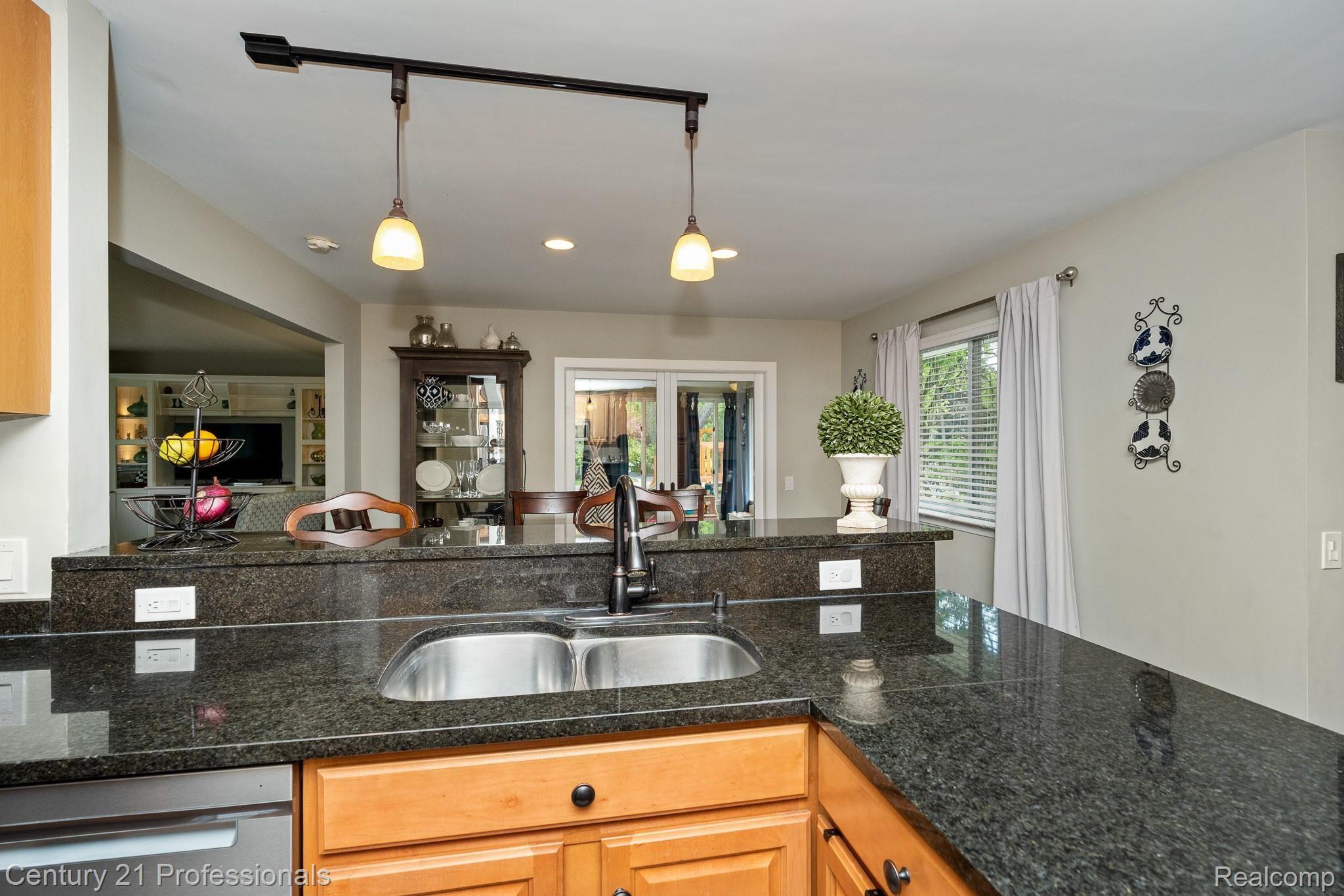 1155 Portsmouth Road Rochester, MI 48309 - Photo 10 of 60 Portsmouth MLS-012.jpg