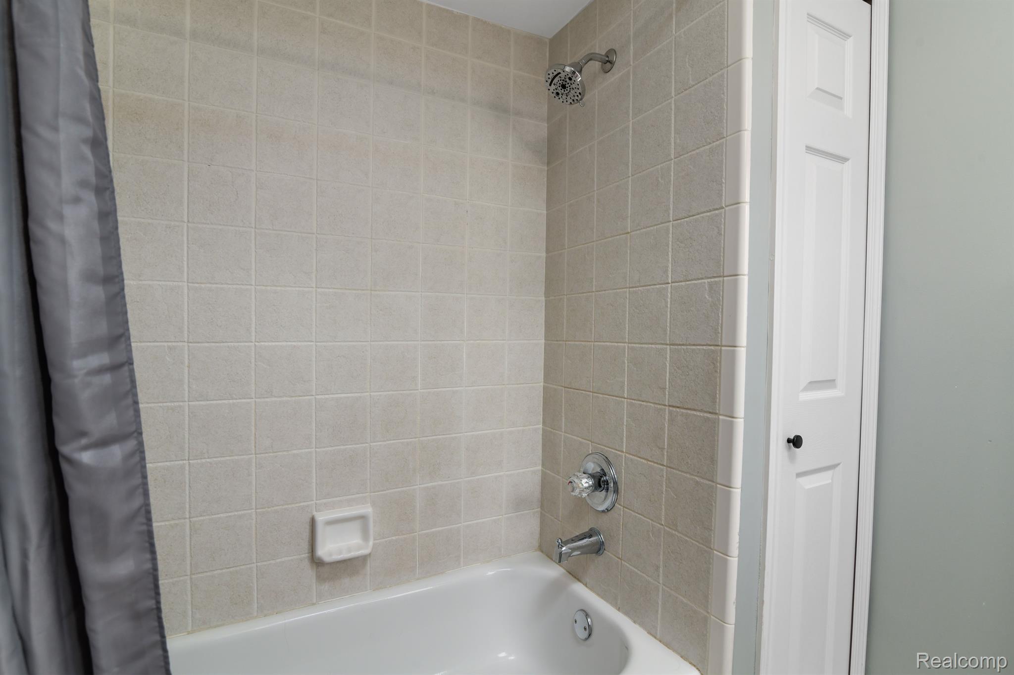 1939 Barrington Court Rochester, MI 48306 - Photo 31 of 52 Gallery Image 31