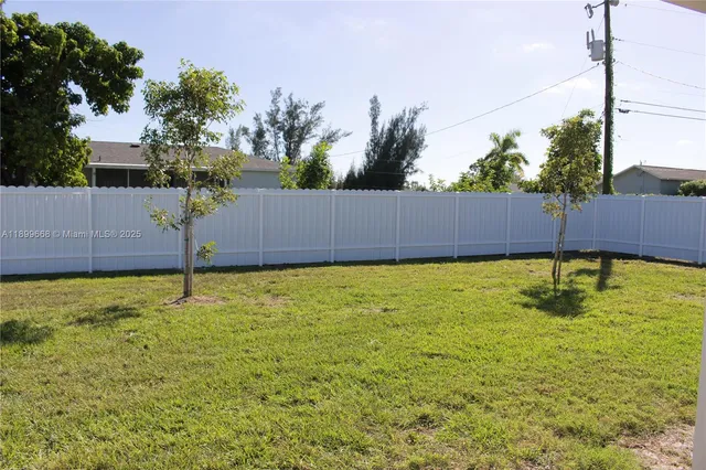 a view of a backyard