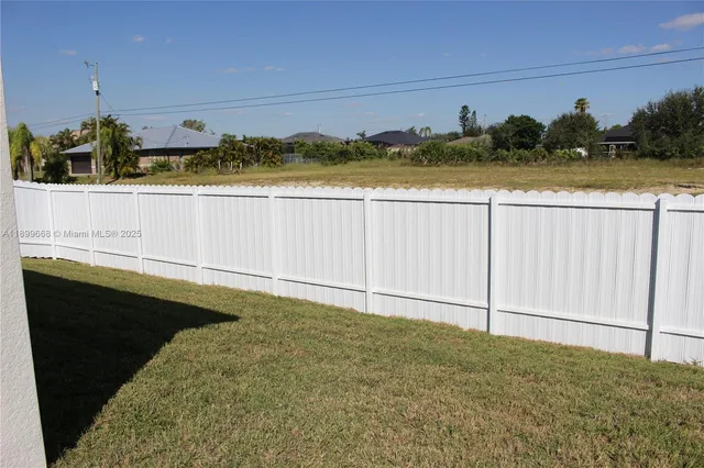 a view of a backyard
