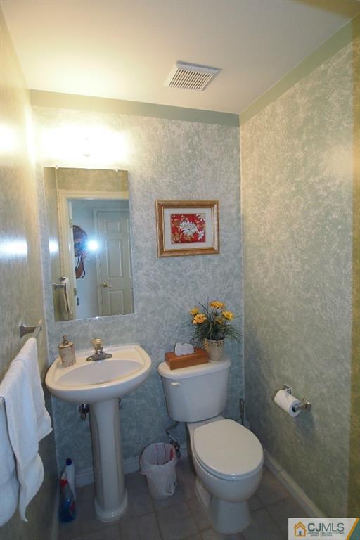 983 Cox Road North Brunswick, NJ 08902 - Photo 8 of 24 a bathroom with a toilet a sink and mirror