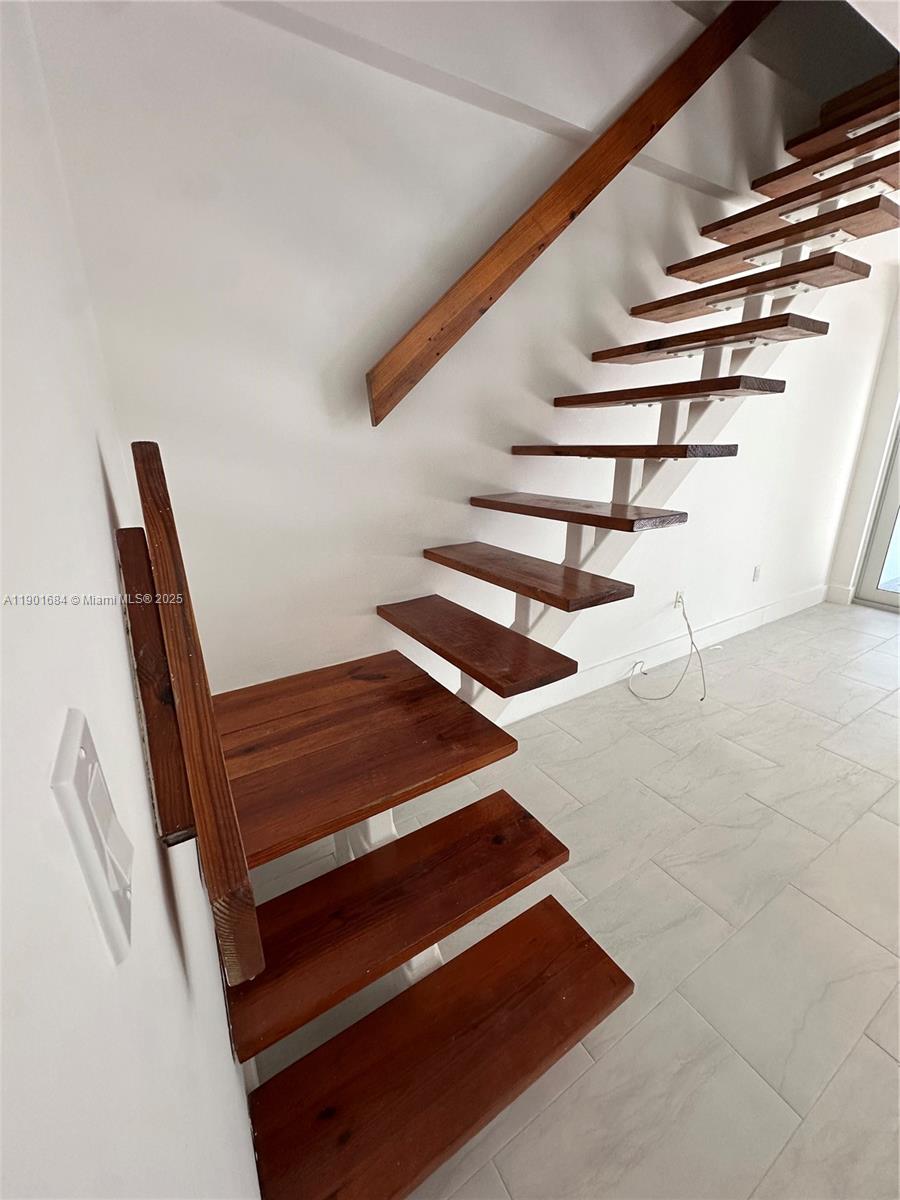 798 Crandon Boulevard, Unit 38C Key Biscayne, FL 33149 - Photo 13 of 33 a view of entryway