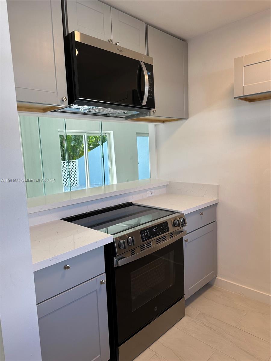 798 Crandon Boulevard, Unit 38C Key Biscayne, FL 33149 - Photo 7 of 33 a kitchen with a stove and a microwave