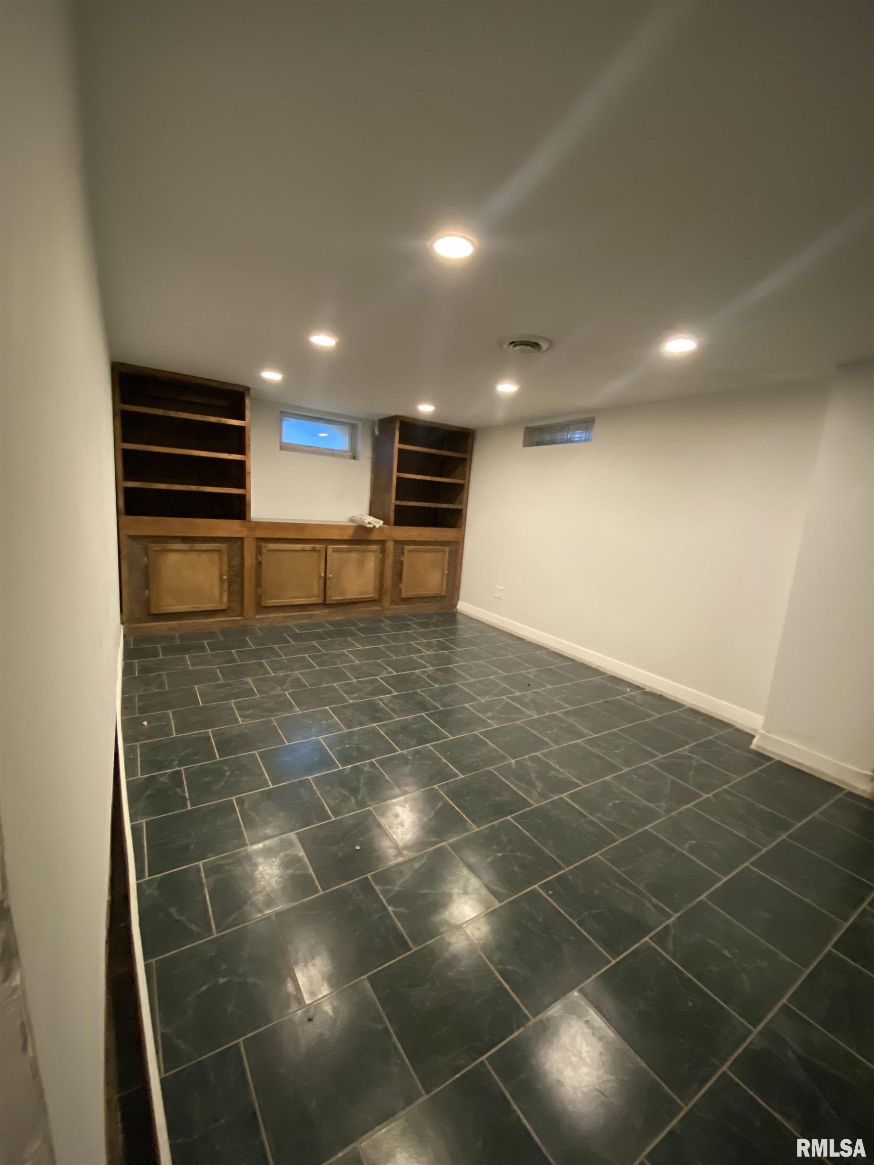 2240 North Sheridan Road Peoria, IL 61604 - Photo 22 of 33