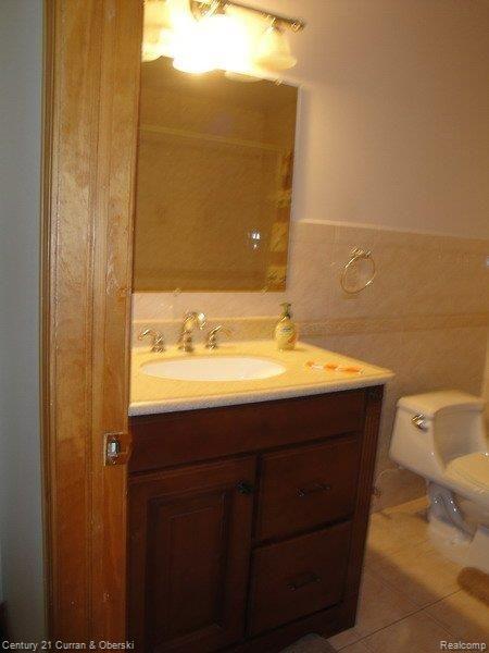 6427 Chase Road Dearborn, MI 48126 - Photo 15 of 20 Full Bath Upstairs.JPG