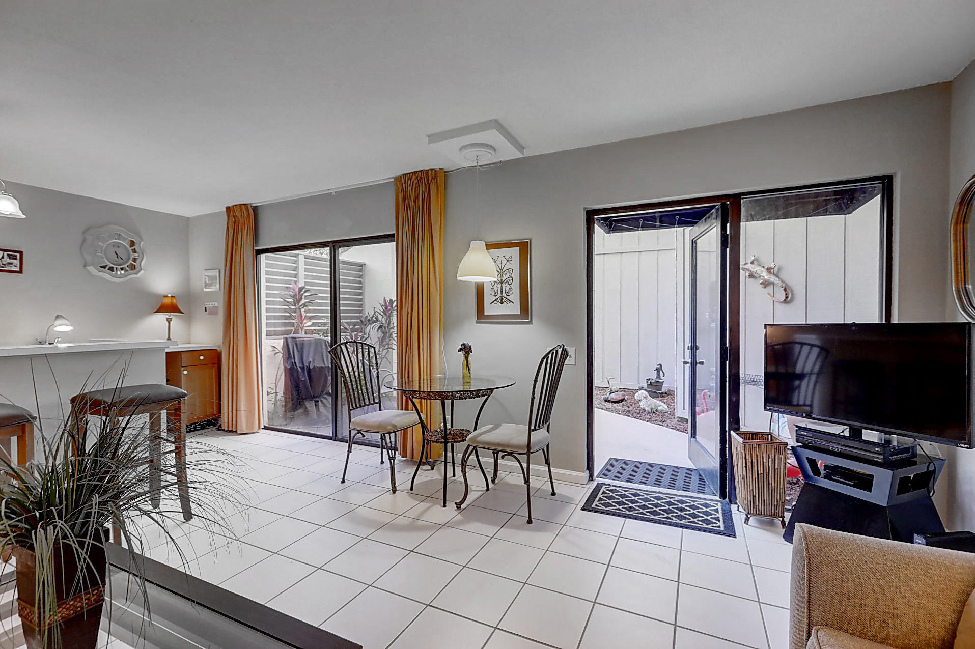 1605 South Us Highway, Unit 5D Jupiter, FL 33477 - Photo 9 of 24 Living room