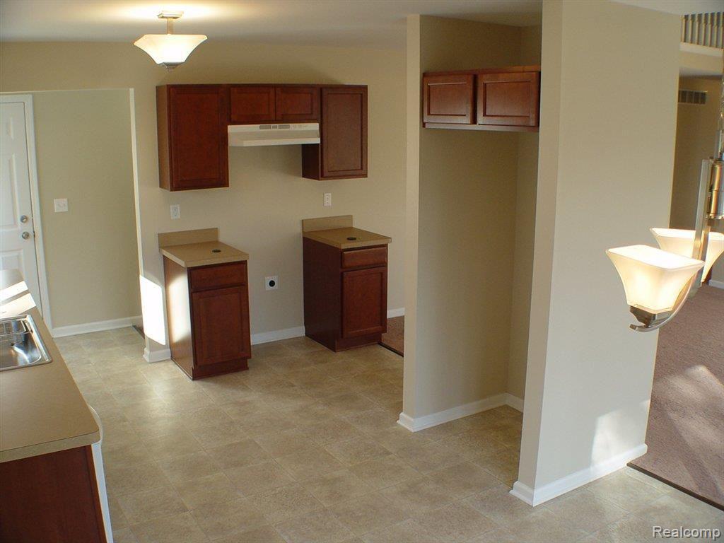 Very Updated Novi Home (33).JPG
