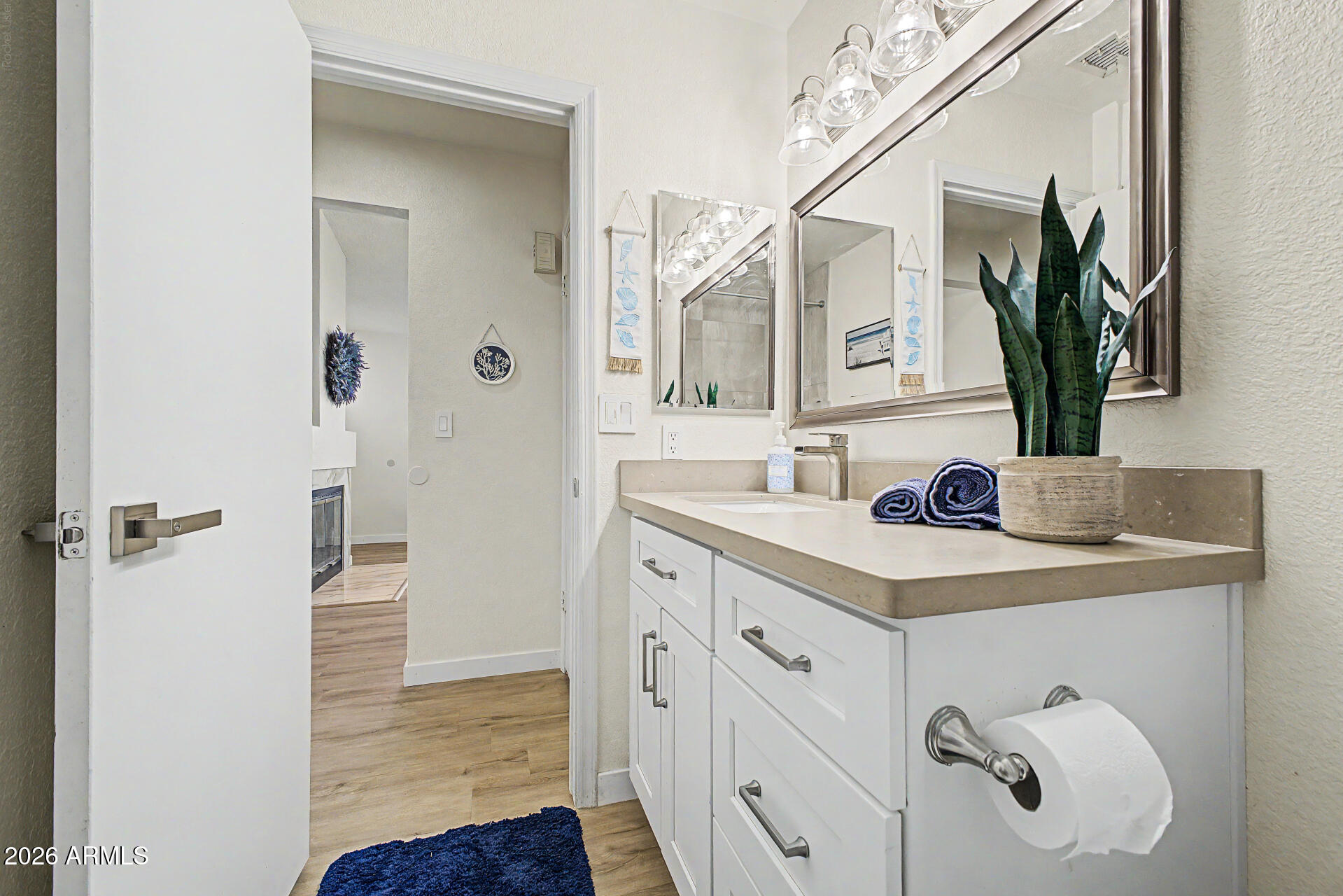 4711 East Piedmont Road Phoenix, AZ 85044 - Photo 24 of 39 33 - Hall Bathroom