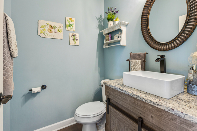 4380 John Milton Road Elgin, IL 60124 - Photo 13 of 30 a bathroom with a toilet a sink and a mirror
