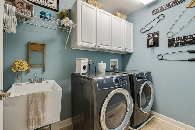 4380 John Milton Road Elgin, IL 60124 - Photo 24 of 30 a utility room with dryer and washer