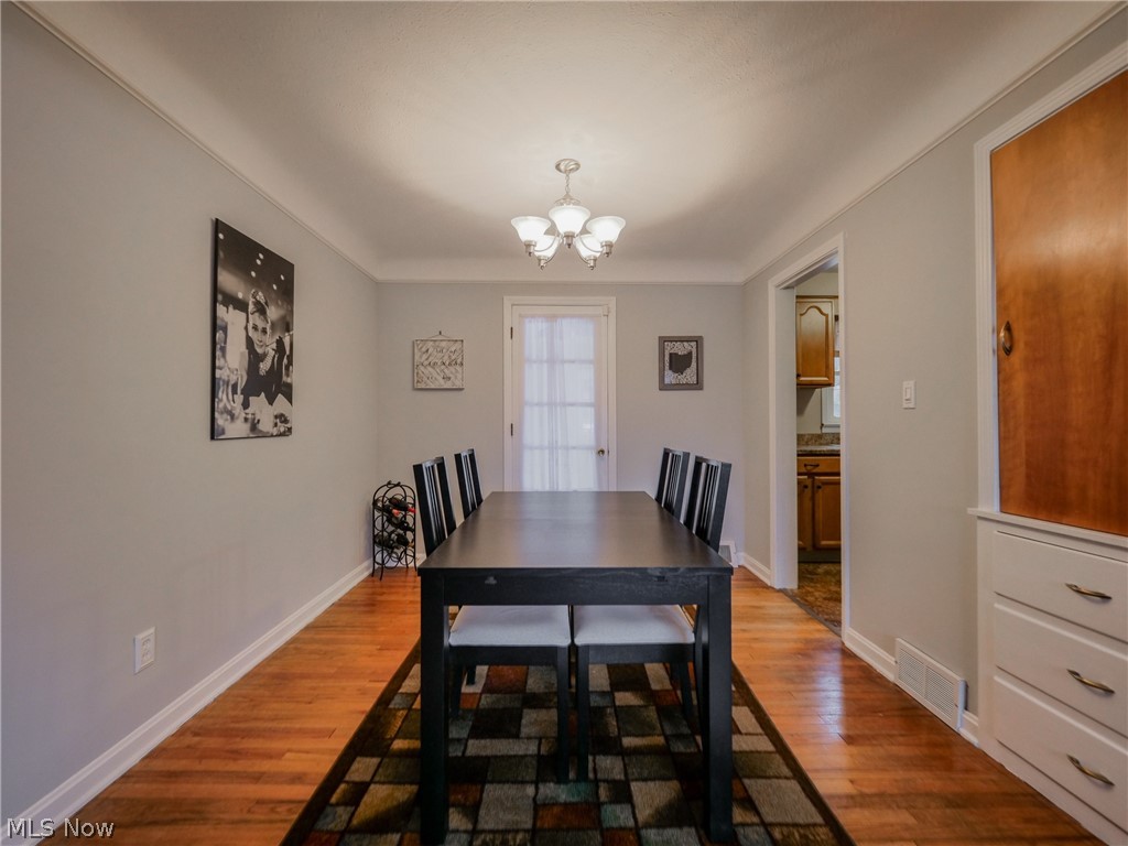 4907 Farnhurst Road Cleveland, OH 44124 - Photo 6 of 33