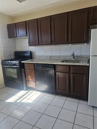 $2,200 | 76-37 Commonwealth Boulevard, Unit 2 | Glen Oaks