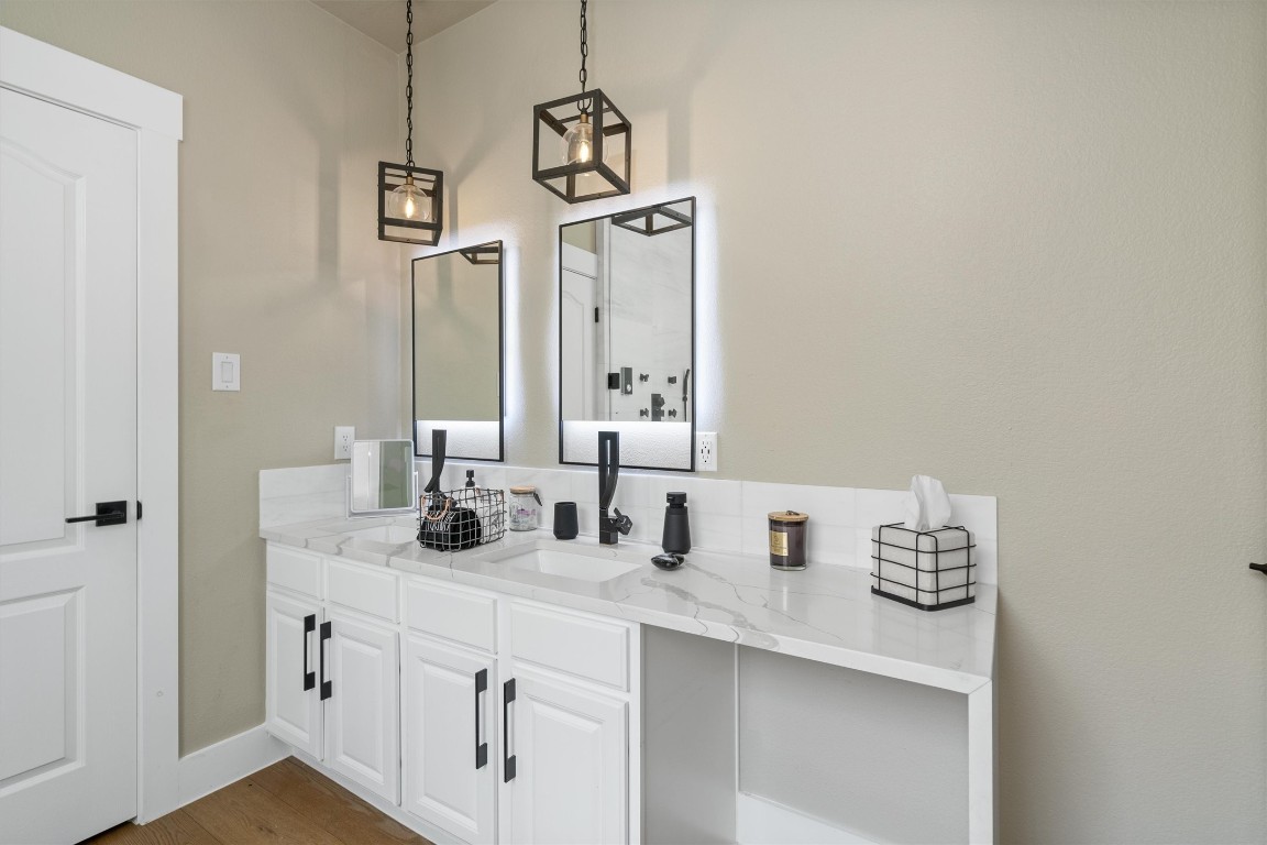 542 Centerbrook Place Round Rock, TX 78665 - Photo 19 of 40 a bathroom with a sink and a mirror
