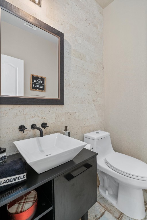 542 Centerbrook Place Round Rock, TX 78665 - Photo 21 of 40 a bathroom with a toilet sink and mirror