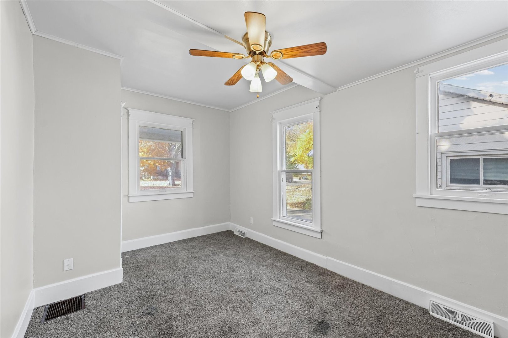 208 South Poplar Street Urbana, IL 61802 - Photo 14 of 30 a view of an empty room with a window