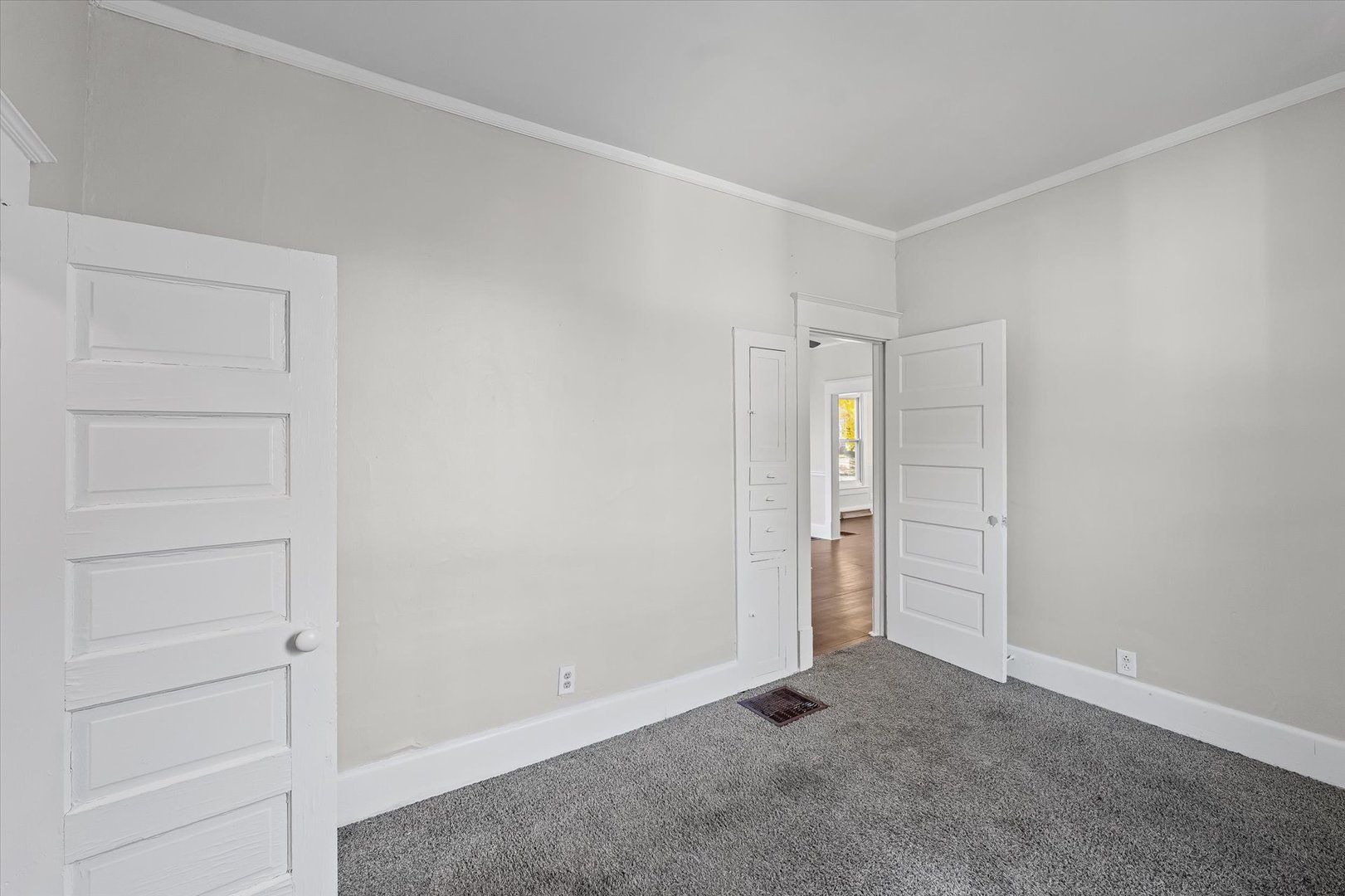 208 South Poplar Street Urbana, IL 61802 - Photo 17 of 30 a view of an empty room