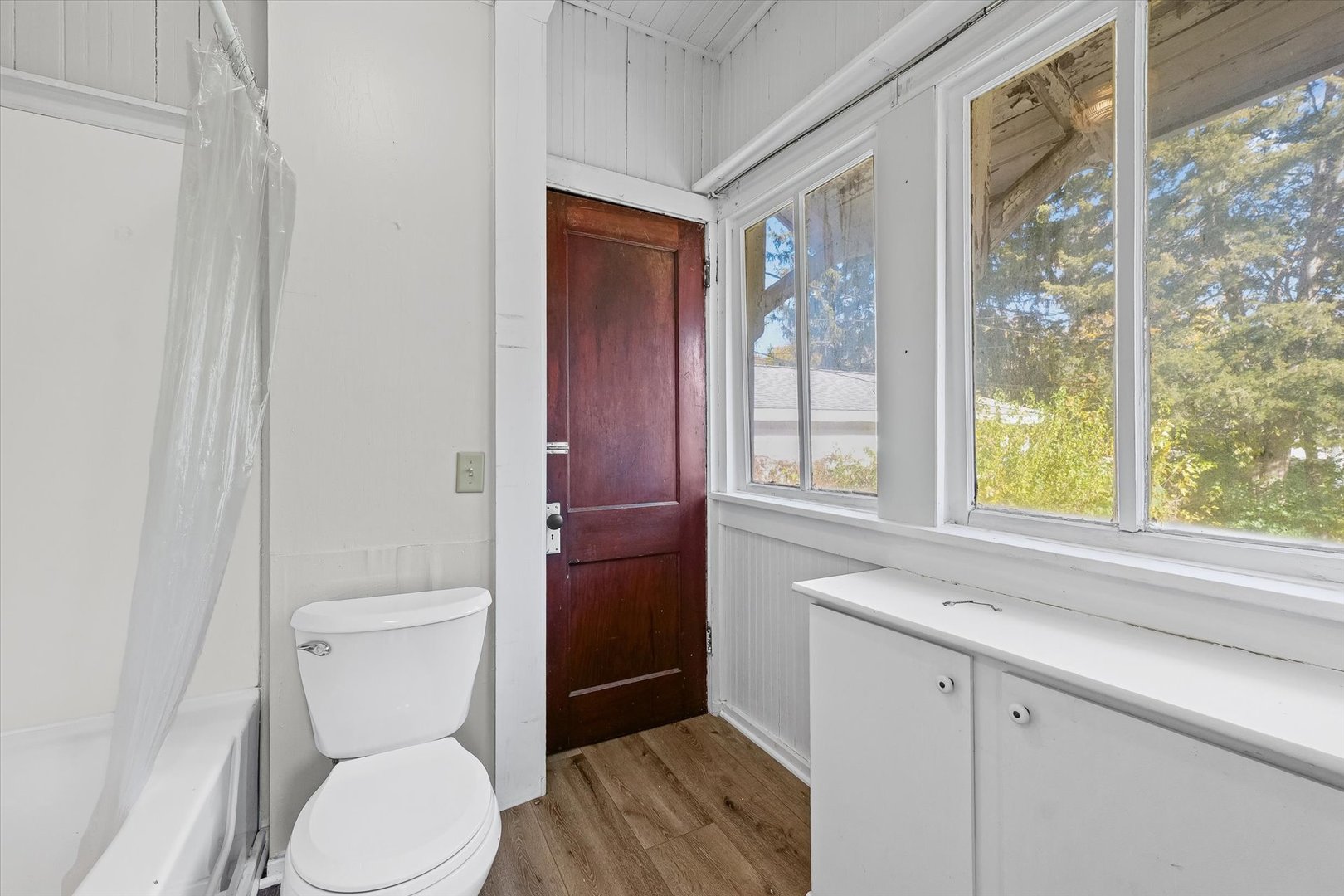 208 South Poplar Street Urbana, IL 61802 - Photo 18 of 30 a bathroom with a toilet sink and tub