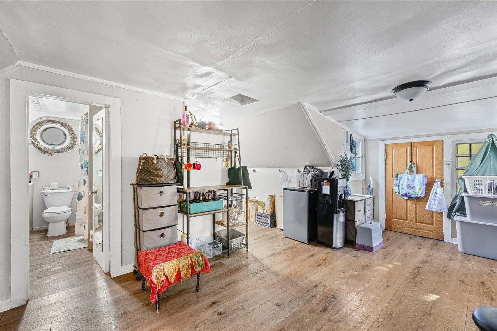 208 South Poplar Street Urbana, IL 61802 - Photo 20 of 30 a bedroom with furniture and a flat screen tv