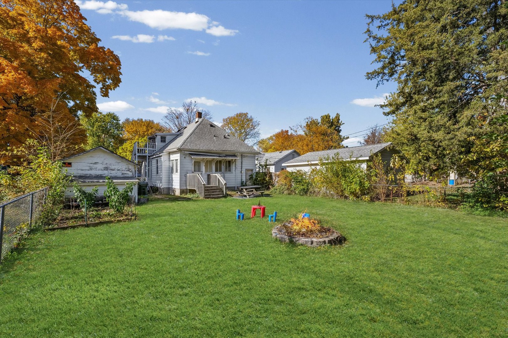 208 South Poplar Street Urbana, IL 61802 - Photo 28 of 30 a front view of a house with garden