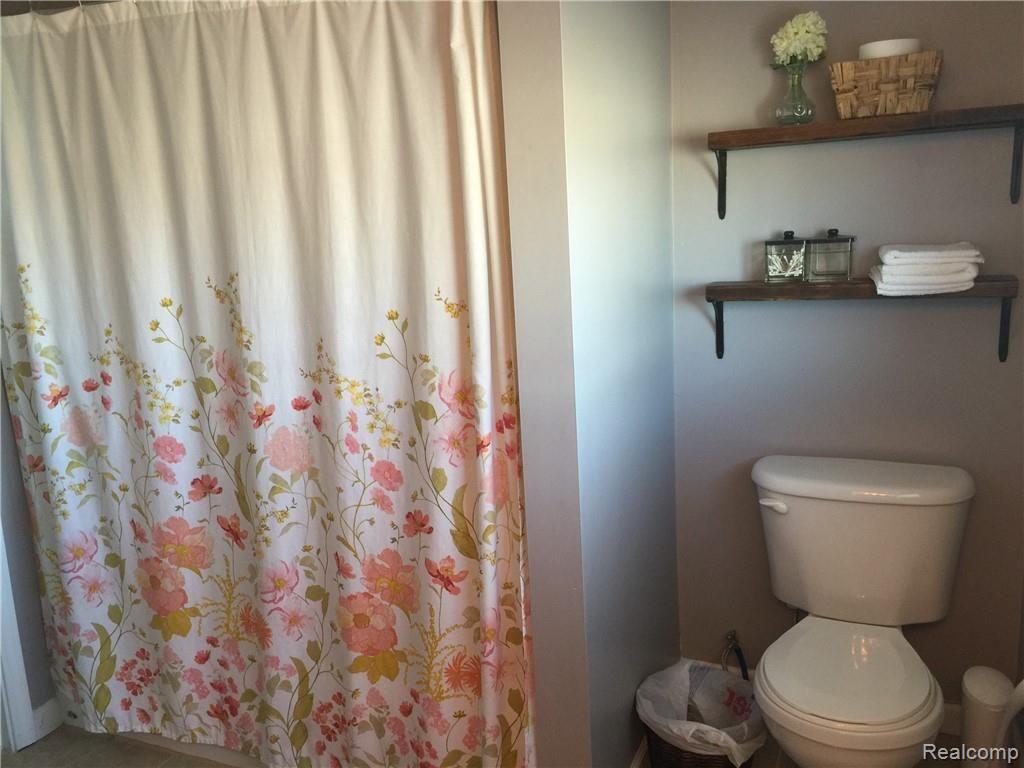 12072 Farrand Road Montrose, MI 48457 - Photo 9 of 20 Full Bath 2.JPG
