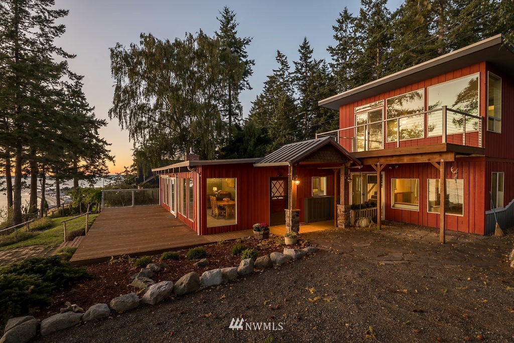 5036 Scurlock Road Freeland, WA 98249 - Photo 4 of 25 a front view of a house with a yard