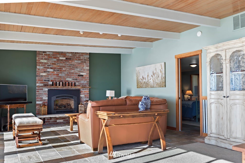 5036 Scurlock Road Freeland, WA 98249 - Photo 9 of 25 a living room with furniture and a fireplace
