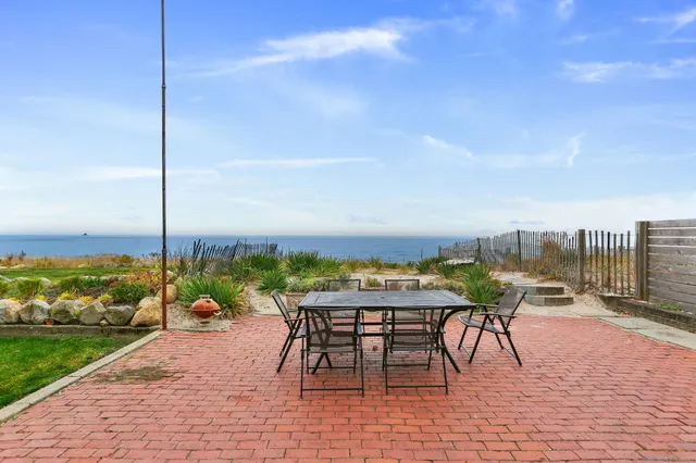 a view of sitting area with furniture