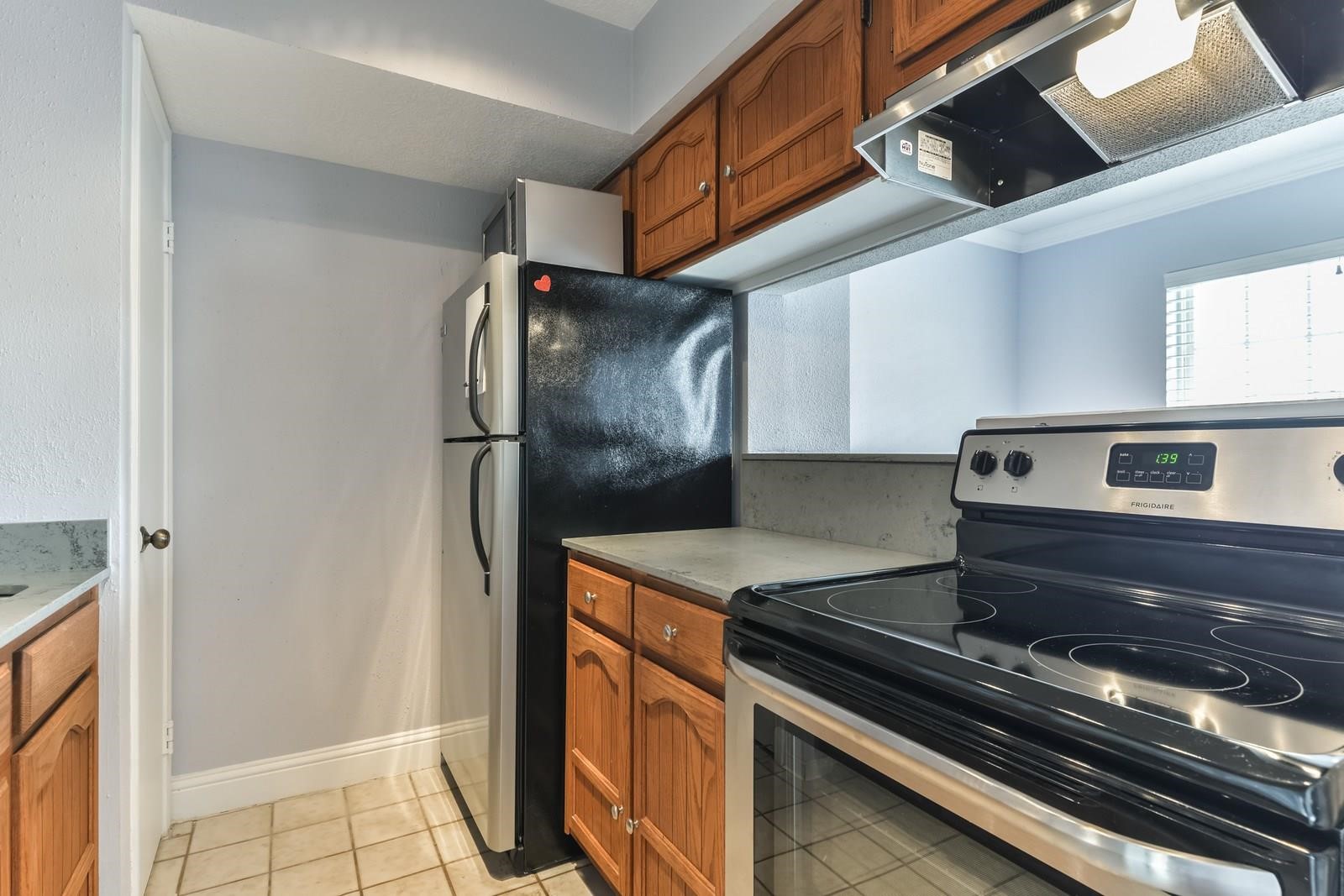 6402 Del Monte Drive, Unit 45 Houston, TX 77057 - Photo 7 of 20 a close view of stove top oven