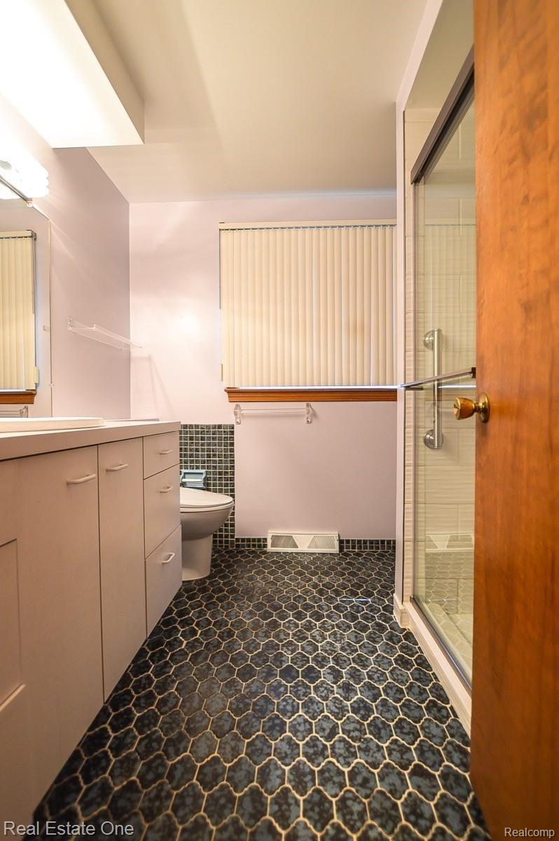 34056 West 13 Mile Road Farmington, MI 48331 - Photo 15 of 19 13. BATHROOM