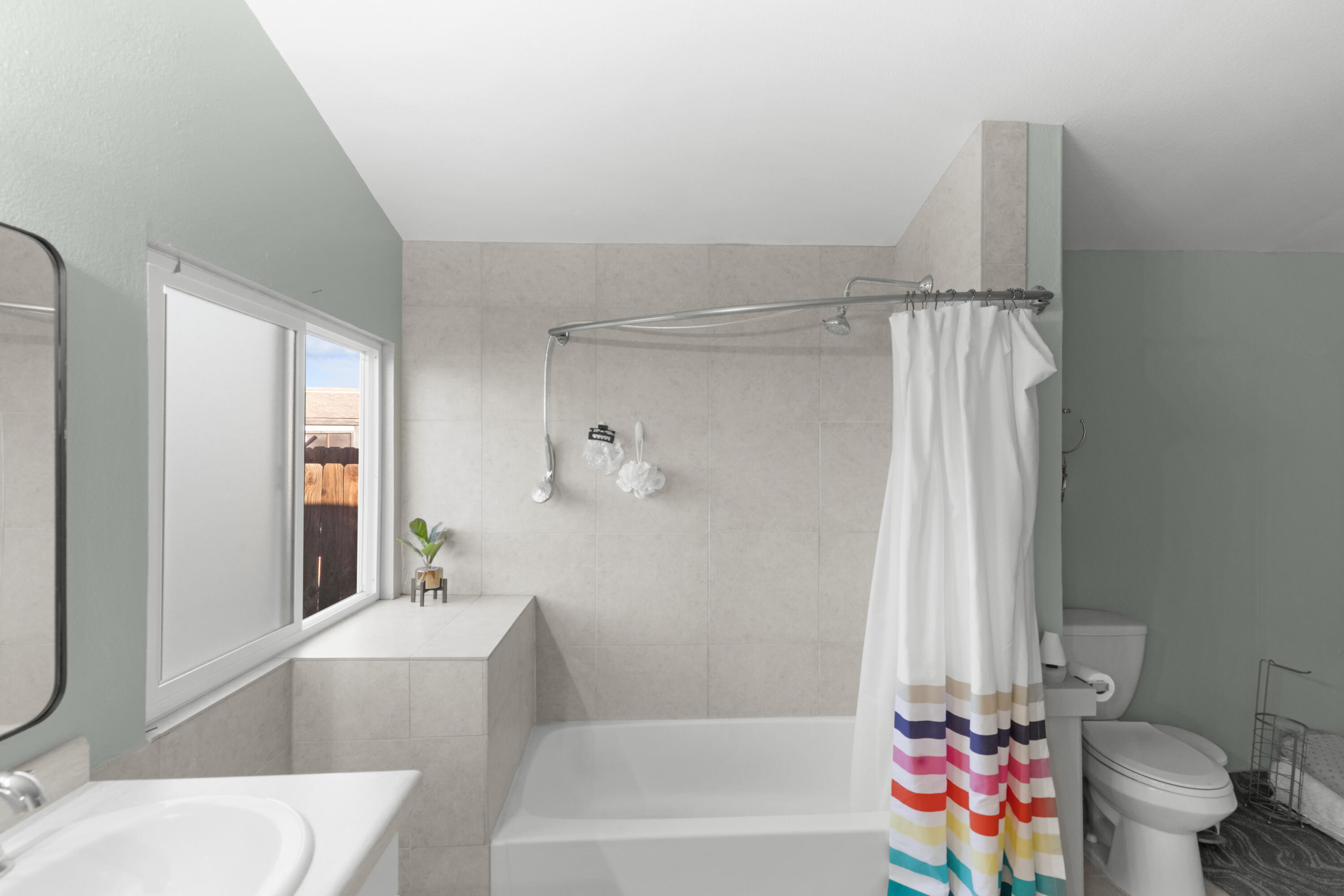 47800 Madison Street, Unit 44 Indio, CA 92201 - Photo 10 of 25 a bathroom with a bathtub and a toilet