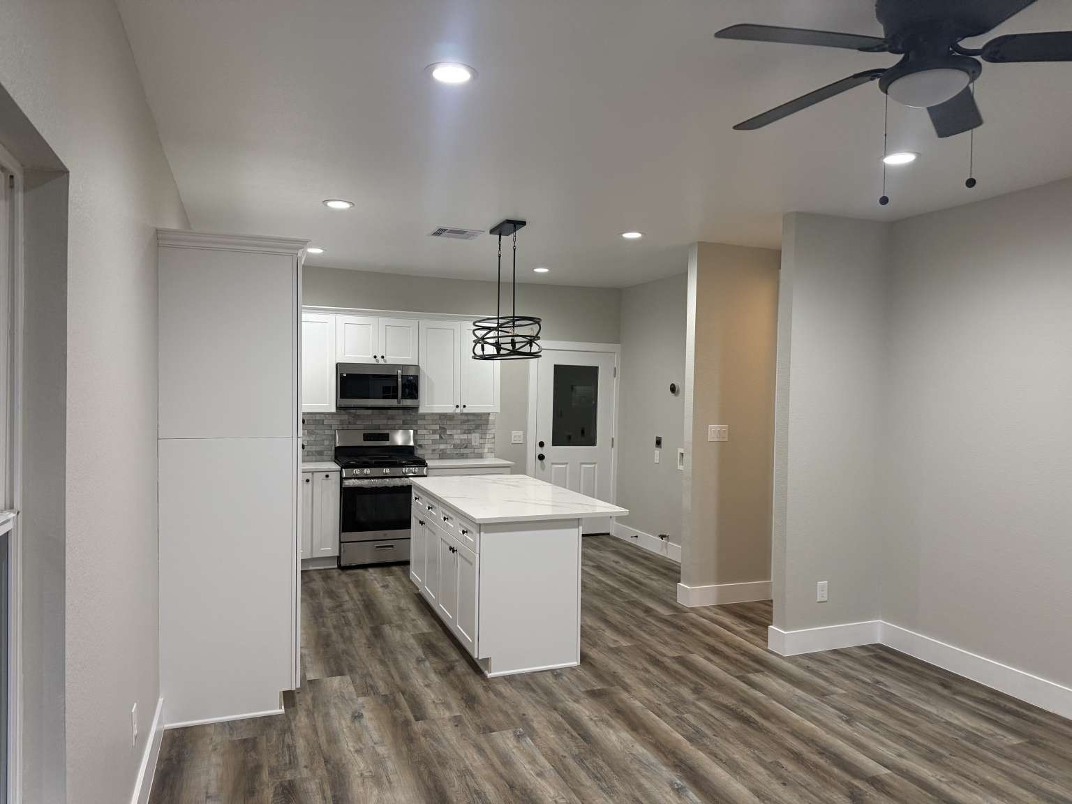 1620 Sam Wilson Street Houston, TX 77020 - Photo 17 of 40 a large kitchen with a large counter top appliances and cabinets