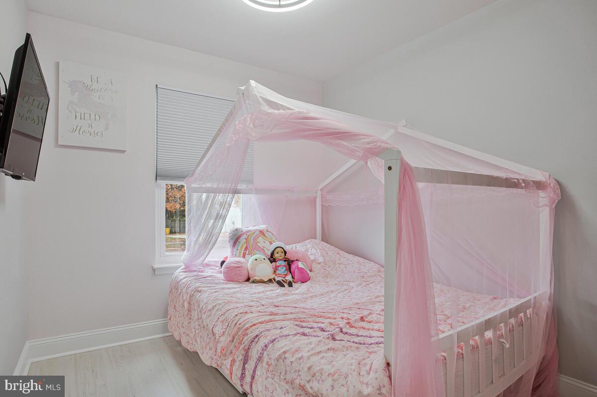 267 Lake Riviera Road Pasadena, MD 21122 - Photo 16 of 34 a bedroom with a bed and a window