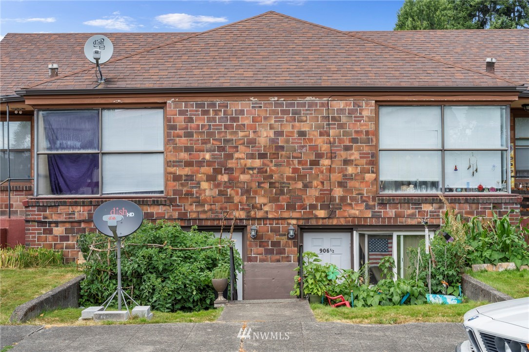904 North 5th Street Renton, WA 98057 - Photo 2 of 15 a front view of a house with garden