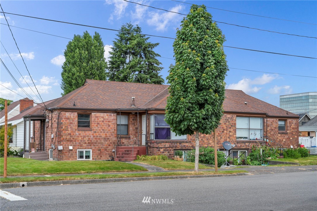 904 North 5th Street Renton, WA 98057 - Photo 11 of 15 a front view of a house with a garden