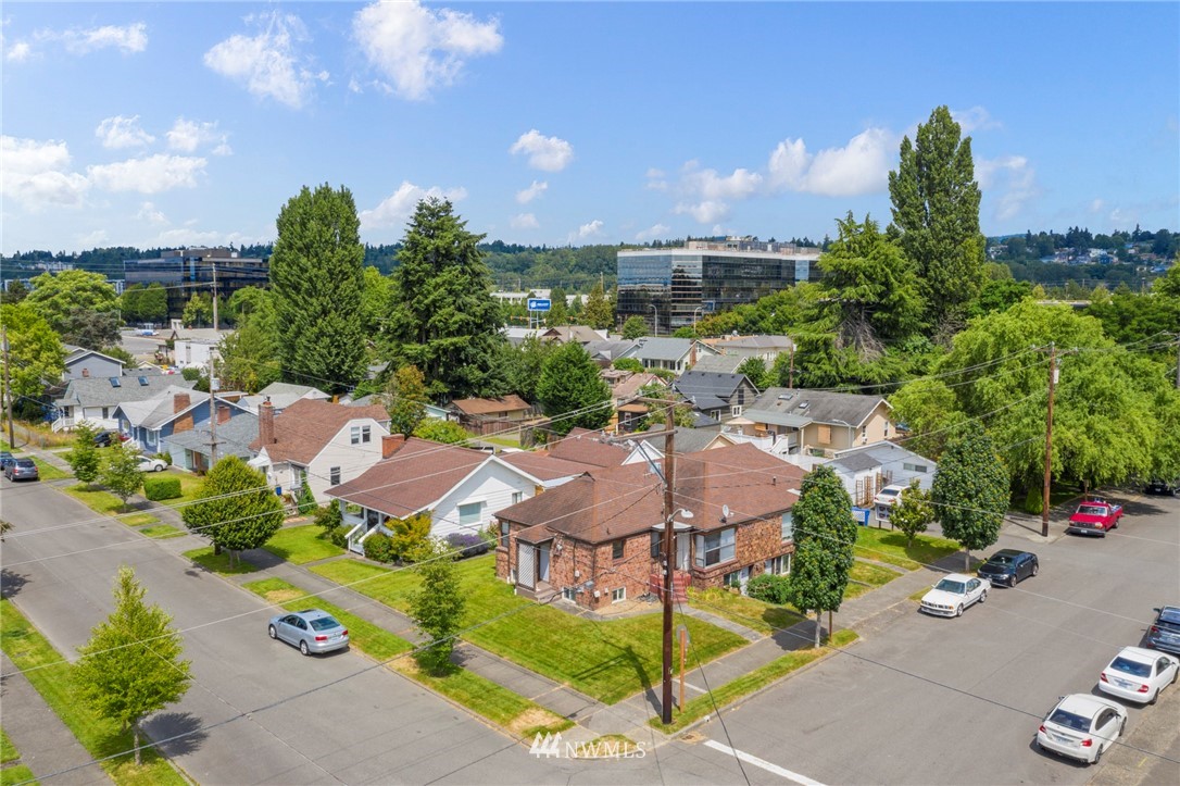 904 North 5th Street Renton, WA 98057 - Photo 4 of 15 a view of a city with green space