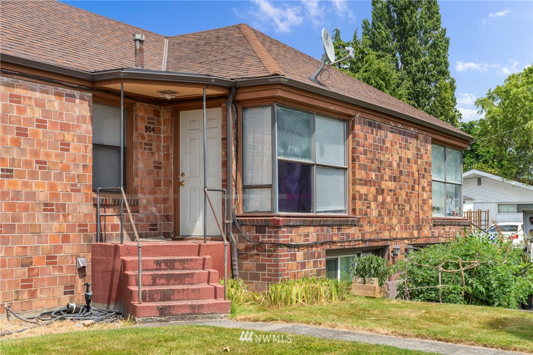 904 North 5th Street Renton, WA 98057 - Photo 9 of 15 a front view of a house with garden