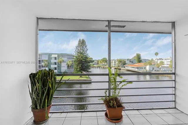 $1,850 | 2775 Taft Street, Unit 301, Hollywood, FL 33020