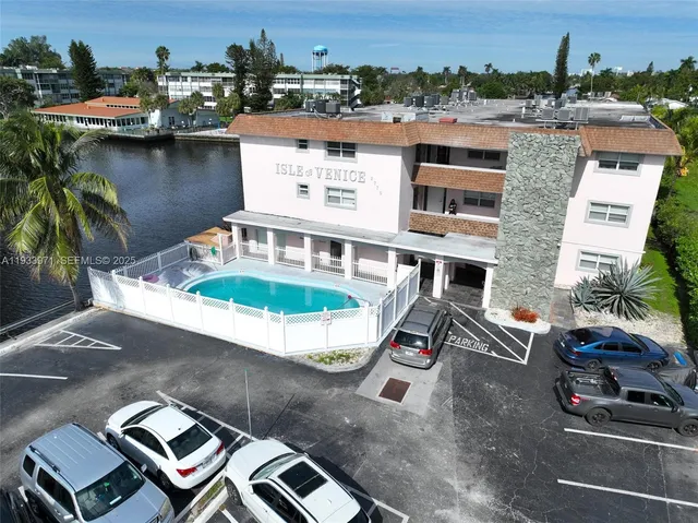 $1,850 | 2775 Taft Street, Unit 301, Hollywood, FL 33020