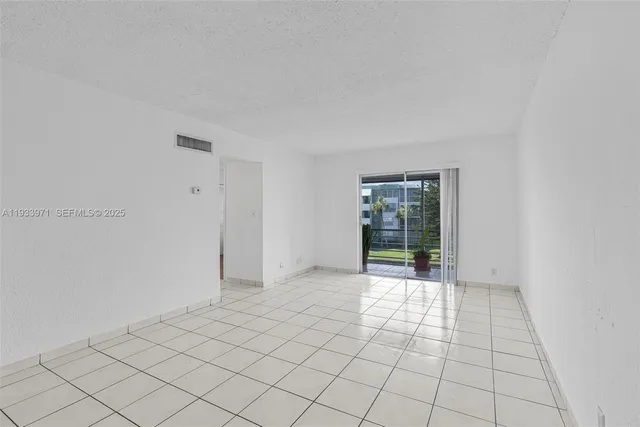 $1,850 | 2775 Taft Street, Unit 301, Hollywood, FL 33020