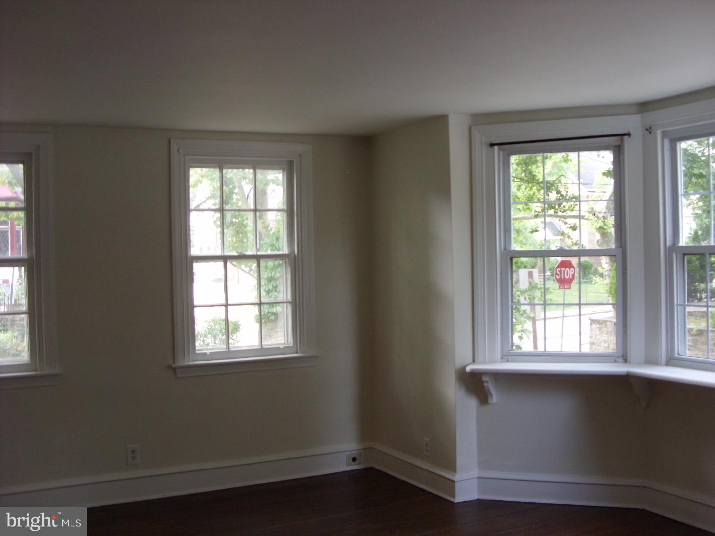 301 Richfield Road Upper Darby, PA 19082 - Photo 6 of 15 Living Room