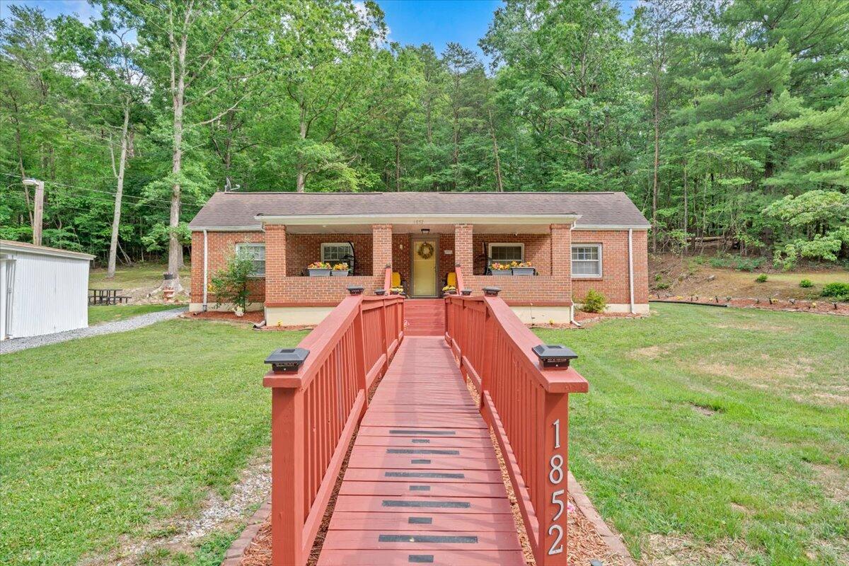 1852 Wildwood Road Salem, VA 24153 - Photo 3 of 48 01-MIB07918-R5