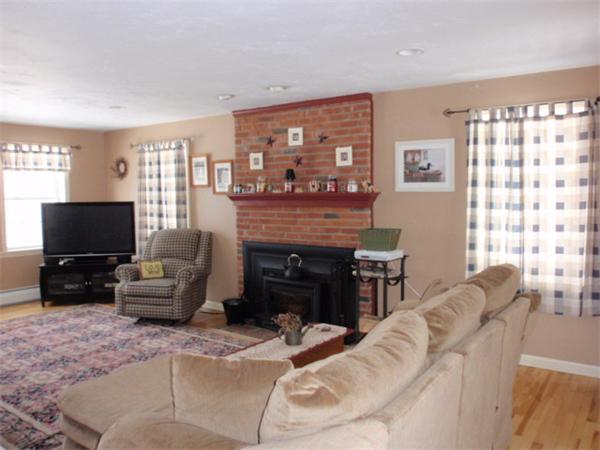 63 Brookfield Road North Brookfield, MA 01535 - Photo 4 of 20 Gallery Image 4