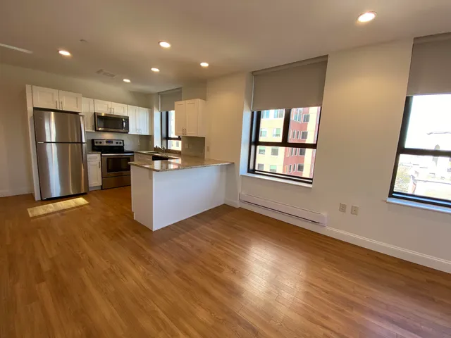 $2,139 | 875 Elm Street, Unit 802, Manchester, NH 03101