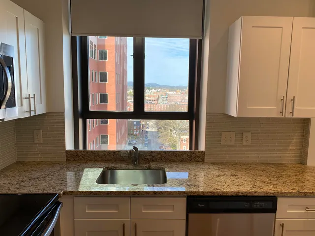 $2,139 | 875 Elm Street, Unit 802, Manchester, NH 03101