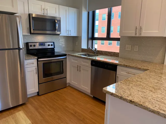 $2,139 | 875 Elm Street, Unit 802, Manchester, NH 03101