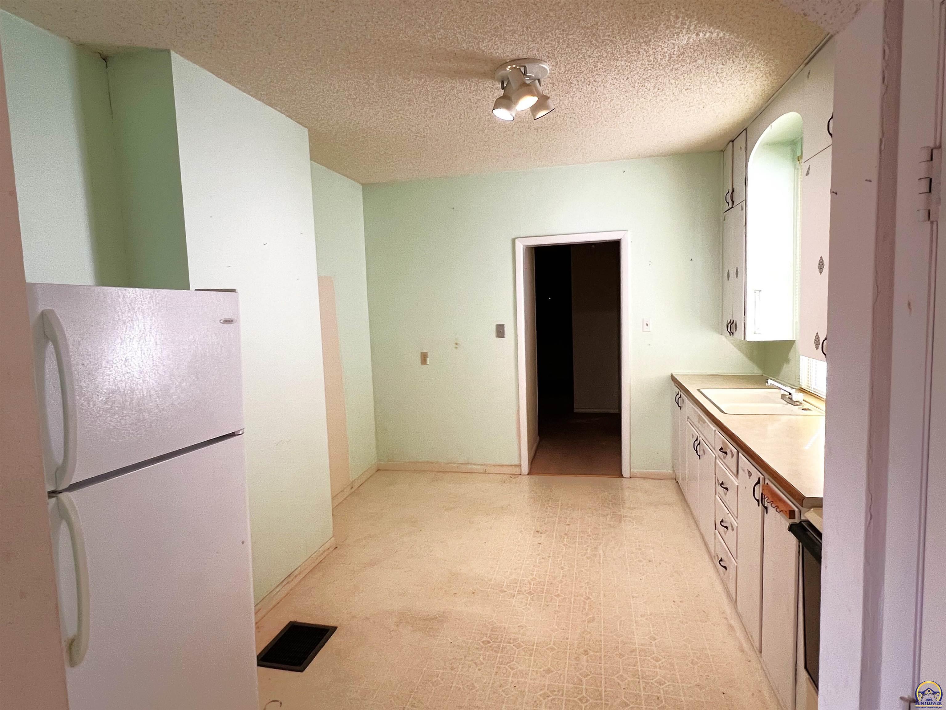 517 Southwest 14th Street Topeka, KS 66612 - Photo 7 of 20